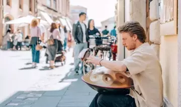 L'Evoluzione dell'Arte di Strada: Come il Busking Modella il Panorama Sonoro Urbano