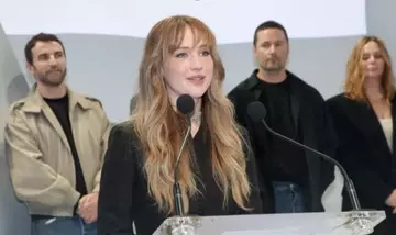Jennifer Lawrence sfoggia la "frangia a farfalla" per un look autunnale rivoluzionario