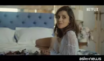Benedetta Porcaroli in "The Gentlemen 2": L'Abito da Sposa Perfetto per un Matrimonio Autunnale o Primaverile