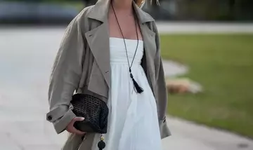L'Eleganza Versatile: Come Abbinare l'Abito Bianco con il Trench per un Look Senza Tempo