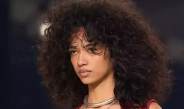 Onde Morbide per Capelli Medi: Guida Completa per uno Stile Naturale e Duraturo