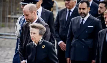 L'Eleganza del Cerchietto Nero: Un Accessorio Regale ai Funerali di Re Harald