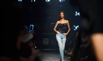 Eleganza senza tempo: il ritorno del denim scuro nell'Autunno 2026