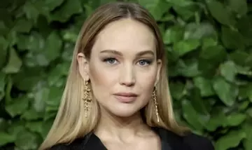 Jennifer Lawrence Incanta Instagram con Esordio Ironico e Virale