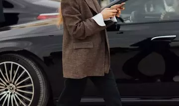 Il ritorno dei pantaloni neri stile Anni '90: eleganza senza tempo per l'autunno