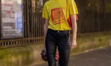 L'Accoppiata Imbattibile: T-shirt Stampata e Pantaloni in Pelle per un Look Audace