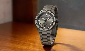 Emporio Armani lancia il Sea Explorer in titanio ultra-leggero con Nicolò Martinenghi