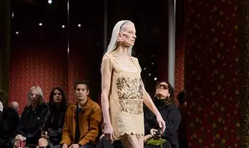 Il Ritorno Trionfale del Cerchietto a Zig Zag: Da Accessorio Funzionale a Icona di Stile