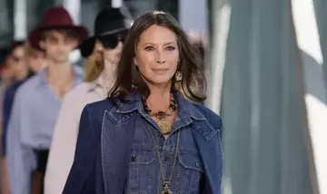 Christy Turlington sfila con orgoglio i capelli grigi in passerella