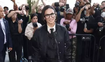 Demi Moore ridefinisce l'eleganza con un micro bob ultra lucido alla Settimana della Moda di New York