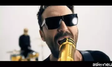 Cesare Cremonini lancia il singolo "Paparazzi" e annuncia il tour "Amateur"