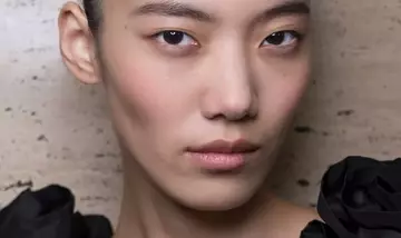 Unghie Autunnali di Velluto: L'Innovazione di Simone Rocha e le Sopracciglia Gioiello
