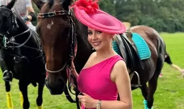 Anna Maria Rożek Stupisce con un Look Rosa Eleganza al Club di Polo di Varsavia