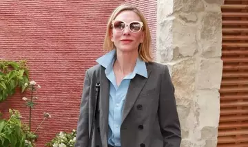 Stile Essenziale: L'Eleganza della Doppia Canotta e Pantaloni Ampi per l'Autunno