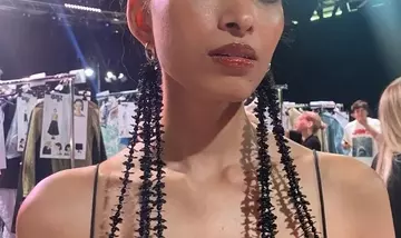 Dhruv Kapoor Primavera-Estate 27: Un Inno alla Lentezza nel Beauty Look