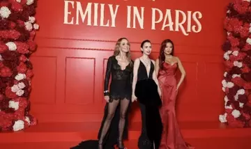 Lily Collins dice addio a Emily Cooper e si prepara a interpretare Audrey Hepburn