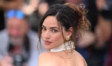Capelli “Espresso”: La Nuova Tonalità Scura Adottata da Hailey Bieber che Conquista l'Autunno