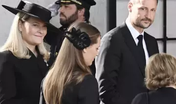 La Famiglia Reale Norvegese Rende Omaggio alla Principessa Astrid in una Cerimonia di Lutto