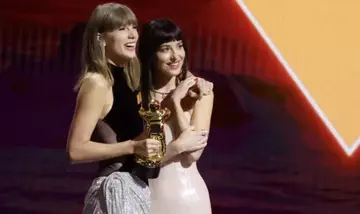 Taylor Swift e Dakota Johnson: un'armonia di stile sul palco degli MTV VMAs