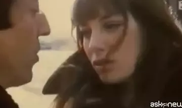 Jeanne Damas e la Ridefinizione dello Stile Parigino: Eleganza Autentica tra Cliché e Innovazione