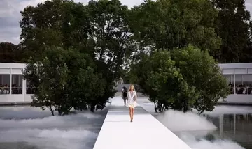 Dior incanta Parigi con una sfilata ispirata alla natura