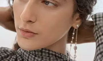 Dior PE 2027: L'Eleganza Fiabesca tra Make-up Argentato e Manicure Pitonata