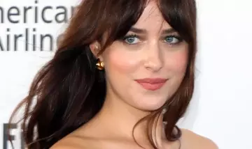 Dressing tematico: Dakota Johnson e Anne Hathaway Incantano con Stili Opposti sul Red Carpet di 'Verity'
