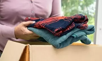 Donare Abiti: Un Gesto di Solidariet&agrave; Che Libera Spazio e Aiuta Chi Ha Bisogno