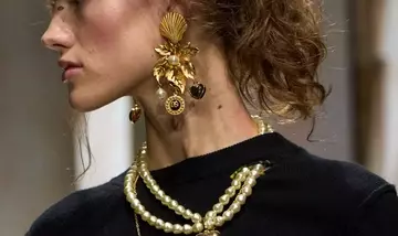 L'Ascesa Trionfale degli Accessori per Capelli: Cerchietti, Fermagli e Fiocchi Conquistano le Passerelle e lo Street Style