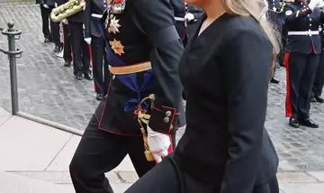 Ingrid Alexandra di Norvegia: Eleganza Reale tra Lutto e Accessori Capelli Audaci
