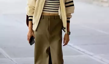 L'insolita Armonia: La Varsity Jacket Incontra la Longuette in Pelle