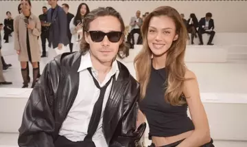Distanza Familiare: Brooklyn Beckham e Nicola Peltz Evitano la Sfilata di Victoria a Parigi