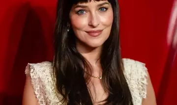L&rsquo;Effetto Dakota Johnson: Il Segreto Dietro la Sua Naturale Eleganza e il Fascino Senza Tempo