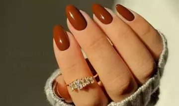 Unghie Marroni Autunnali: Tendenze e Stili Versatili per la Manicure della Stagione