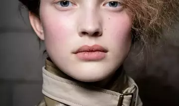 Il ritorno del rosa: nuove tendenze trucco e capelli dalla Paris Fashion Week