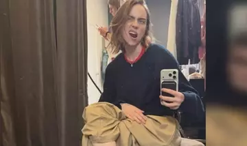 La Trasformazione Capillare di Billie Eilish: Dal Castano Scuro al Biondo Fragola