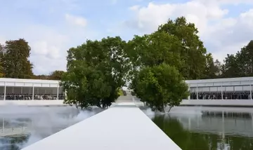 Parigi: Scenografie Stupefacenti della Settimana della Moda P/E 2027