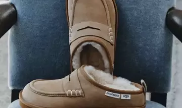 La nuova collaborazione UGG x JW Anderson reinventa l'iconico stivale con un tocco di eleganza scamosciata