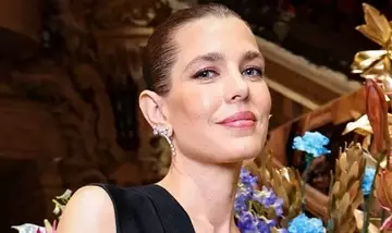 Charlotte Casiraghi brilla con gli earcuff astrali di Chanel all'Opéra di Parigi