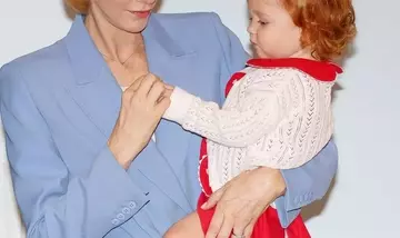 La Manicure Lattea di Charlene di Monaco: Eleganza e Tenerezza all'Asilo Nido