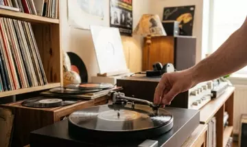 Il Fascino Ritrovato del Vinile: Un'Esperienza d'Ascolto Autentica Contro la Frentia Digitale