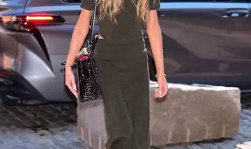 L'Eleganza Avvolgente: La Gonna in Maglia Midi di Victoria Beckham Ridefinisce lo Stile Autunnale