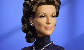 Barbie Rende Omaggio all'Icona Celine Dion: Un Tuffo negli Anni '90