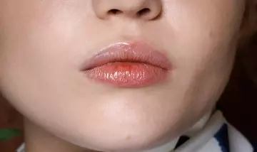 Il Segreto di TikTok per un Contorno Occhi Perfetto: Il Gloss Inaspettato
