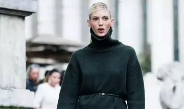 Pullover Rosso e Camicia Grigia: Il Classico Incontra la Novità Cromatica