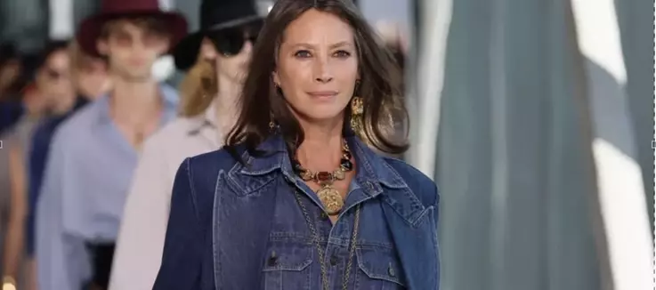 Christy Turlington sfila con orgoglio i capelli grigi in passerella