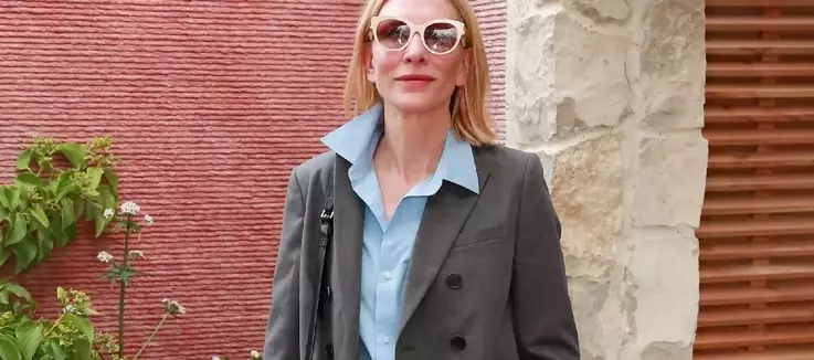 Stile Essenziale: L'Eleganza della Doppia Canotta e Pantaloni Ampi per l'Autunno