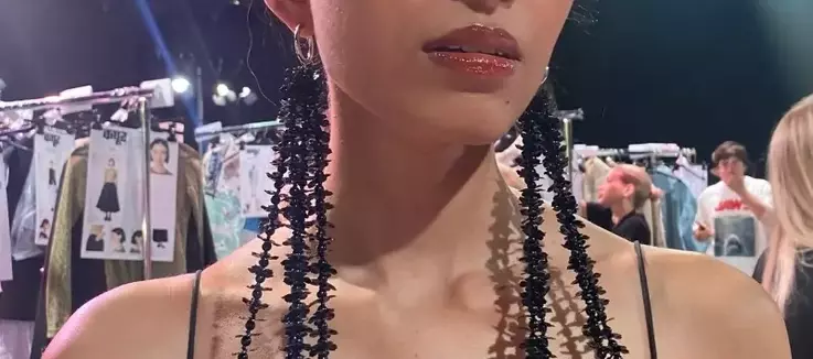 Dhruv Kapoor Primavera-Estate 27: Un Inno alla Lentezza nel Beauty Look
